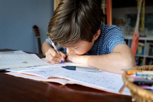 Un enfant faisant ses devoirs