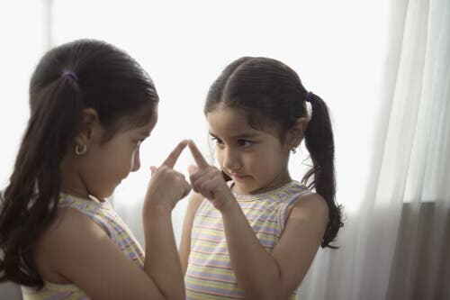 Une jeune fille devant un miroir.