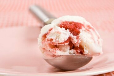 Glaces maison aux fruits d'été pour les enfants