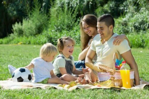 Jouer avec nos enfants pour être une maman amusante.