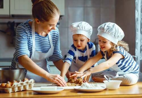 La cuisine en famille fait partie des activités estivales pour les parents et les enfants