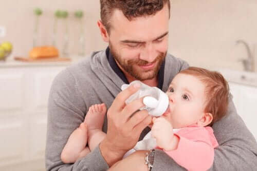 Un père donnant le biberon à son bébé