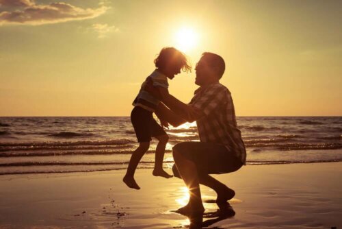 Un père et son fils sur la plage.