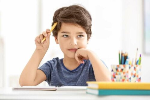 Un enfant qui étudie.