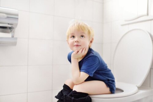 Un enfant sur les toilettes.