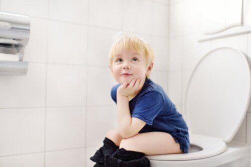 Un enfant sur les toilettes. 