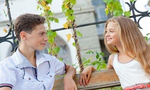 Deux adolescents discutant.