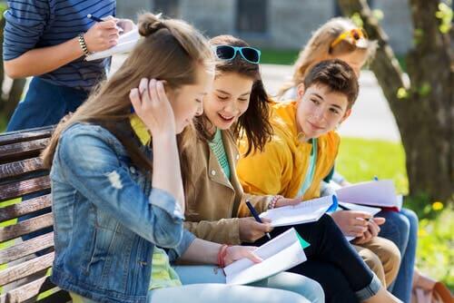 Quatre adolescents sur un banc.