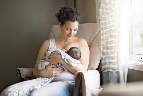 Une femme qui allaite