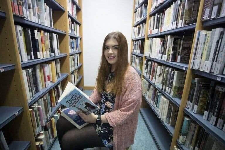 Andrea Izquierdo dans une bibliothèque.