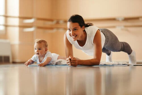 Un bébé imitant sa maman qui fait du sport.