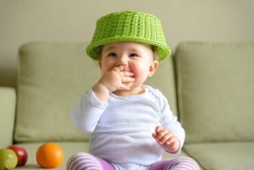 bébé avec un panier sur la tête