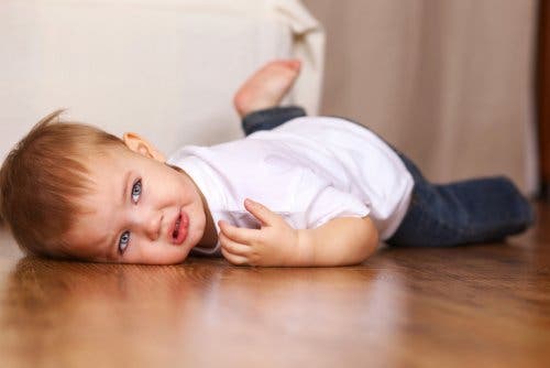 bébé faisant une crise de colère