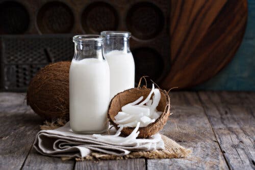 Du lait de coco en bocal