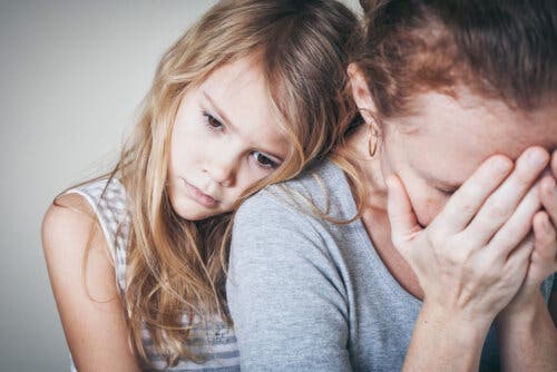 Une mère anxieuse soutenue par sa fille