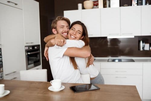 couple heureux se prenant dans les bras