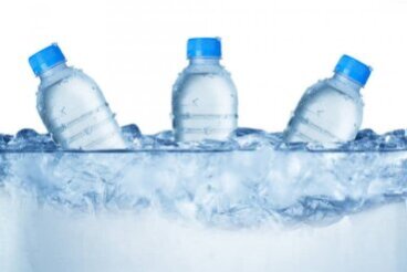 L'importance d'apprendre aux enfants à boire de l'eau en été