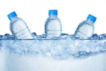 L'importance d'apprendre aux enfants à boire de l'eau en été
