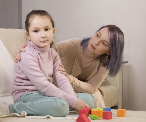 Une enfant autiste avec sa mère sur un programme d'intervention éducative