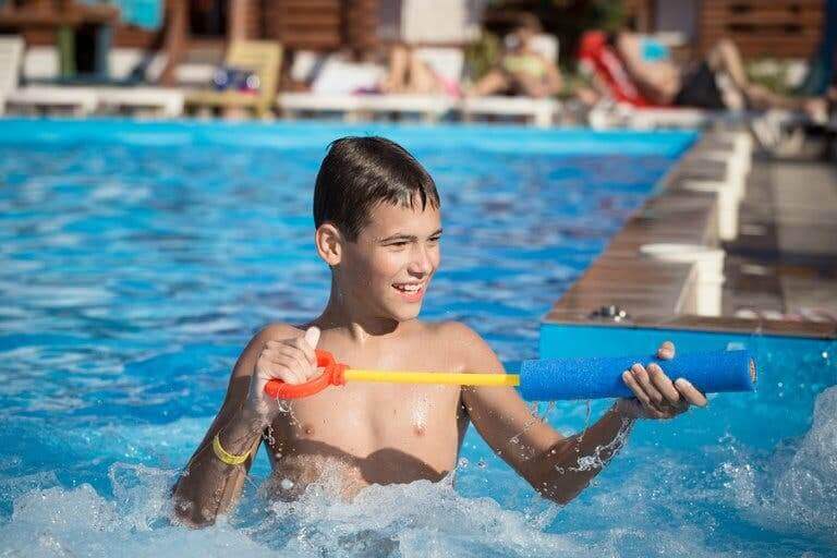 Un enfant jouant dans l'eau.