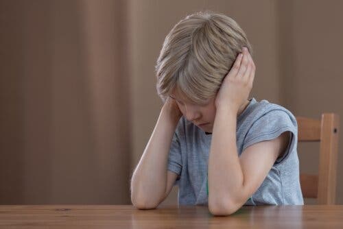 Un enfant hypersensible qui se bouche les oreilles