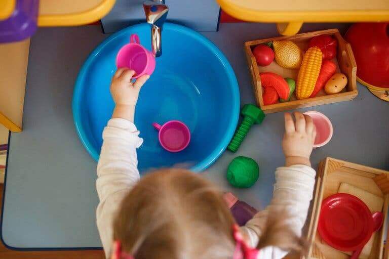 Un enfant jouant à la dînette.