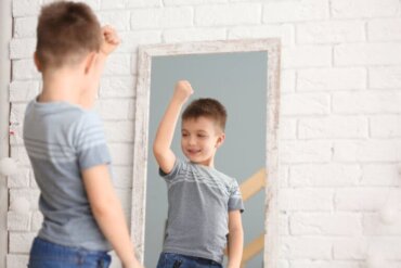 Pourquoi est-il important de véhiculer des messages positifs sur le corps devant les enfants ?
