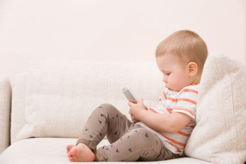 Un enfant très petit avec un téléphone.