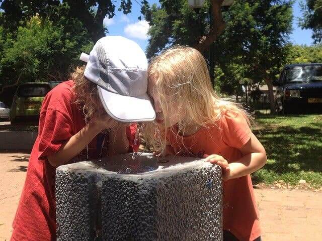 Deux enfants buvant de l'eau