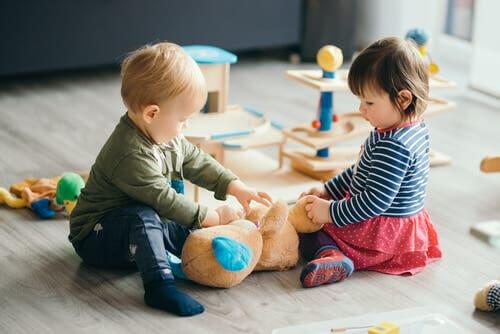 Deux enfants à la crèche.