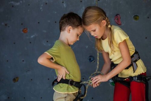 Des enfants qui escaladent.