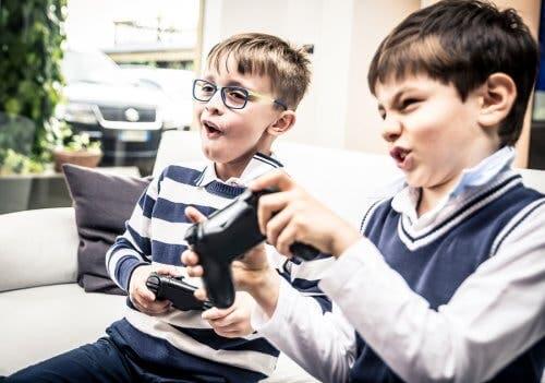Des enfants qui jouent aux jeux video.
