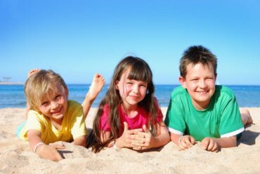 Trois enfants sur la plage.