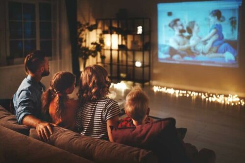 Une session cinéma en famille à la maison