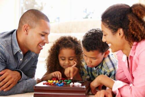 Une famille jouant aux jeux de société ensemble.