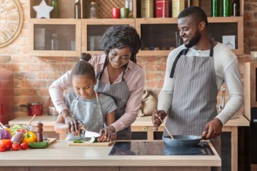 Une famille qui cuisine ensemble