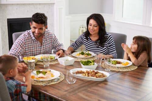 Une famille prenant le repas ensemble.