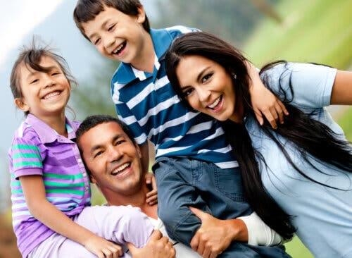 Une famille avec le sourire en promenade à la campagne