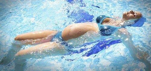 Une femme enceinte dans une piscine.