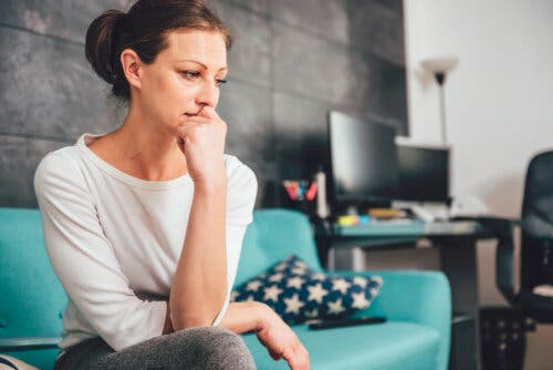 Une femme préoccupée et anxieuse