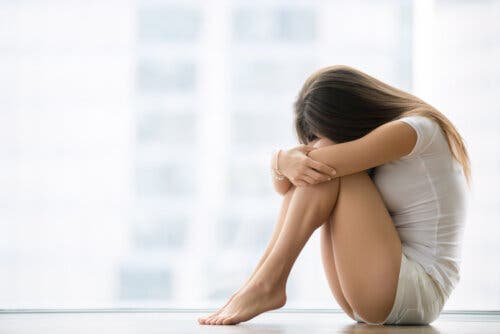 Une fille prostrée