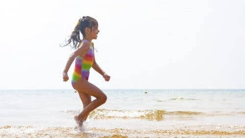 Une jeune fille courant sur la plage.