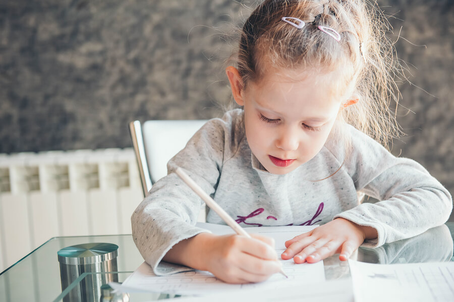 Une petite fille avec un crayon