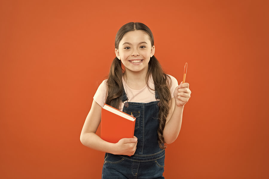 Une fille avec un livre dans les mains