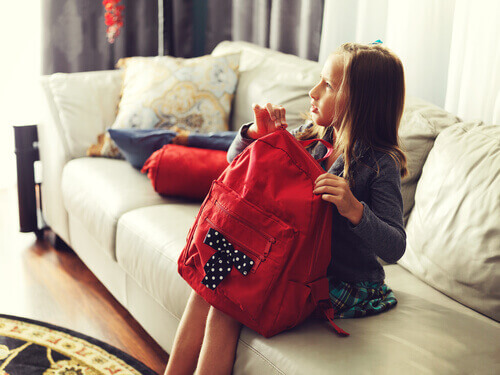 fille avec un sac