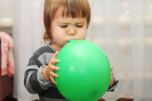 Une jeune fille soufflant dans un ballon