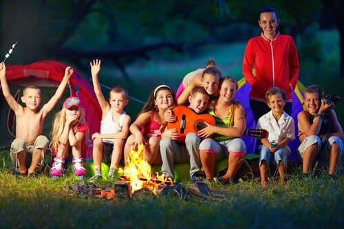 Des enfants faisant du camping.