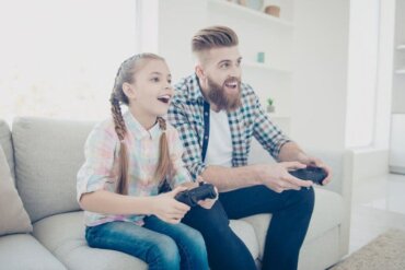 Une père et sa fille jouant à la console