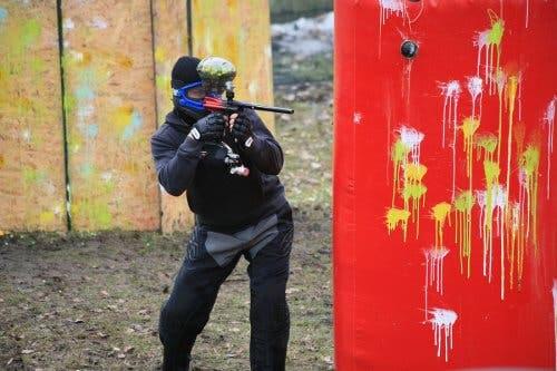 Un jeune qui joue au paintball