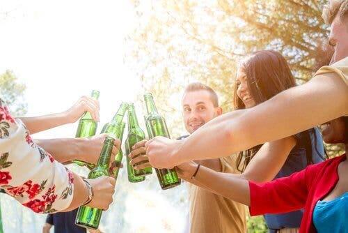 Des jeunes qui font la fête
